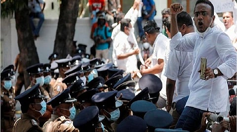 இலங்கையில் நேற்று ஊரடங்கையும் மீறி போராட்டத்தில் ஈடுபட்ட மக்கள்