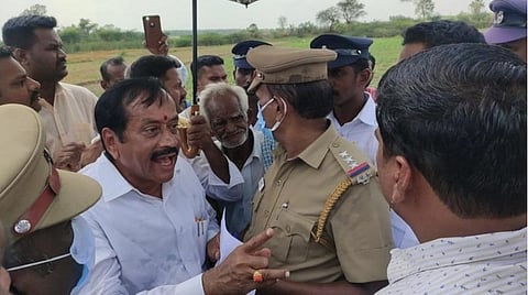 புதுக்கோட்டை மாவட்டம் அறந்தாங்கி அருகே மேற்பனைக்காட்டில் அனுமதியின்றி மசூதி கட்டப்படுவதற்கு எதிர்ப்பு தெரிவித்து போராட்டத்தில் ஈடுபட்ட எச்.ராஜாவிடம் பேச்சுவார்த்தை நடத்திய போலீஸார்.
