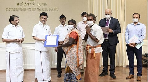விளிம்பு நிலையில் உள்ள நரிக்குறவர் மற்றும் இருளர் இன மக்கள், ஆதிதிராவிடர் மற்றும் பழங்குடியினர், பிற்படுத்தப்பட்டோர் மக்களுக்கு இணைய வழி இலவச வீட்டுமனைப் பட்டாக்களை தமிழக முதல்வர் மு.க. ஸ்டாலின் வழங்கினார். உடன் அரசு உயரதிகாரிகள்.