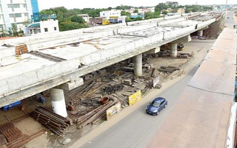 மதுரை சுற்றுச்சாலையில் பாண்டி கோயில் சந்திப்பு மேம்பாலம் திறப்பு எப்போது? - கட்டி முடித்தும் தாமதமாவதால் தொடரும் நெரிசல்