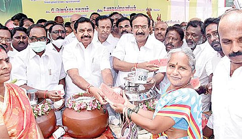 சேலம் பழைய பேருந்து நிலையம் அருகே அதிமுக சார்பில் நீர்மோர் பந்தலை கட்சியின் இணை ஒருங்கிணைப்பாளர் பழனிசாமி திறந்து வைத்தார். அருகில் முன்னாள் அமைச்சர் செம்மலை, எம்எல்ஏ பாலசுப்ரமணியன் உள்ளிட்டோர்.