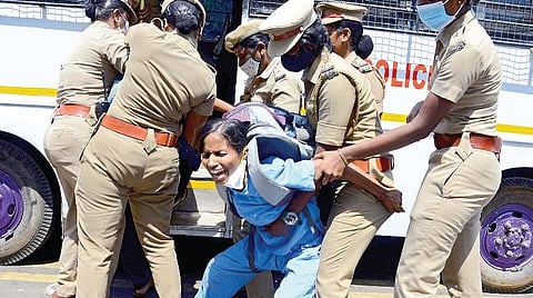 கரோனா காலத்தில் தற்காலிகமாக பணியமர்த்தப்பட்டு, தற்போது பணி நீக்கம் செய்யப்பட்டுள்ள 800 செவிலியர்கள் தங்களுக்கு மீண்டும் பணி வழங்க கோரி சென்னை மெரினாவில் உள்ள அண்ணா, கருணாநிதி நினைவிட நுழைவுவாயிலில் நேற்று ஆர்ப்பாட்டம் செய்தனர். (அடுத்த படம்) அவர்களை குண்டுக்கட்டாக தூக்கிச் சென்று காவல் துறையினர் கைது செய்தனர். படங்கள்: க.பரத்