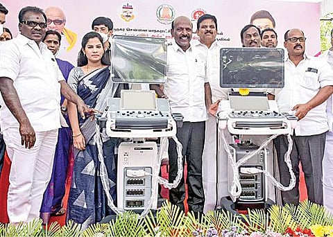 சென்னை வளசரவாக்கத்தில் நேற்று நடைபெற்ற நிகழ்ச்சியில், கர்ப்பிணிகளுக்கான ஸ்கேன் கருவிகளை நகர்ப்புற சுகாதார மையங்களுக்கு வழங்கினார் சுகாதாரத் துறை அமைச்சர் மா.சுப்பிரமணியன். உடன், மேயர் ஆர்.பிரியா, துணை மேயர் மு.மகேஷ்குமார், துறைச் செயலர் ஜெ.ராதாகிருஷ்ணன் உள்ளிட்டோர். படம்: பு.க.பிரவீன்