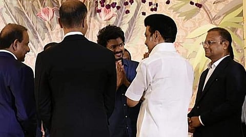 ஸ்டாலினுக்கு வணக்கம், உதயநிதிக்கு 'ஹக்' - விஜய்யின் எதிர்பாராத சந்திப்பு
