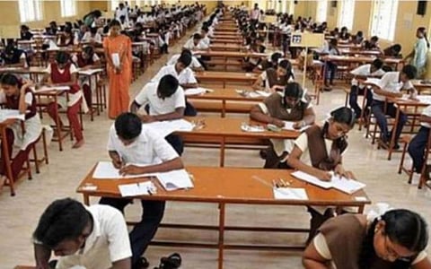 பொதுத்தேர்வுக்காக குறைத்து அறிவிக்கப்பட்ட பாடங்களை விரைந்து நடத்தி முடிக்க வேண்டும்: அனைத்து பள்ளிகளுக்கும் தேர்வுத்துறை உத்தரவு