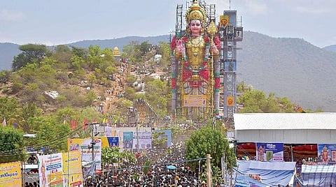 ஆத்தூர் அடுத்த புத்திரகவுண்டம்பாளையத்தில், 146 அடி உயரம் உள்ள முருகன் சிலையுடன் கூடிய முத்துமலை முருகன் கோயிலில் மகா கும்பாபிஷேகம் நடந்தது. இதில், ஆயிரக்கணக்கான பக்தர்கள் கலந்து கொண்டு சுவாமியை வழிபட்டனர்.