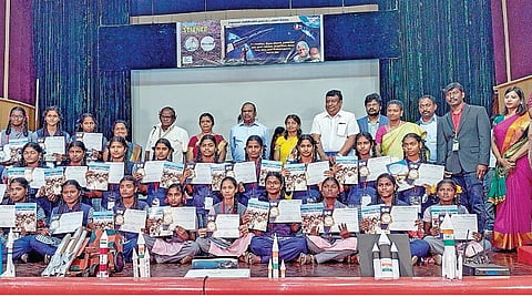 ஏவுகலன் அறிவியல் குறித்த ஆன்லைன் பயிற்சியில் சான்றிதழ் பெற்ற மாணவ, மாணவியருடன் விஞ்ஞானி சிவதாணு பிள்ளை உள்ளிட்டோர்.