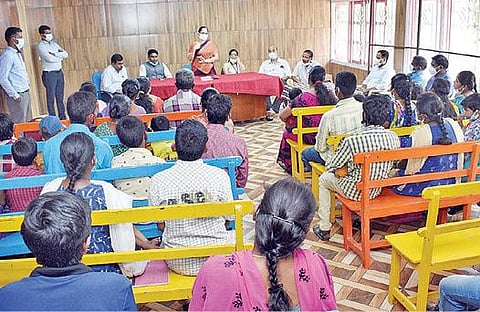 கோவை அரசு மருத்துவமனையில் நடைபெற்ற கலந்தாய்வில் கலந்து கொண்ட குழந்தைகள், அவர்களது பெற்றோர்.