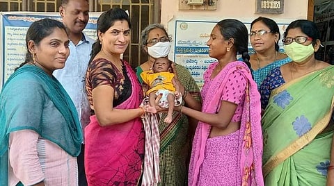 எல்லுருவில் விற்கப்பட்ட குழந்தை மீண்டும் தாயிடம் ஒப்படைக்கப்பட்டது.