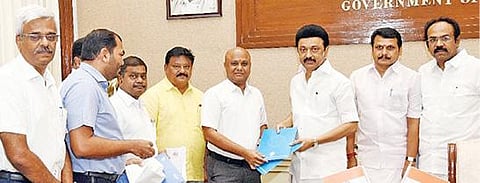 சென்னை தலைமைச் செயலகத்தில் முதல்வர் மு.க.ஸ்டாலினை சந்தித்து பேசிய கோவை தொழில் துறையினர்.
