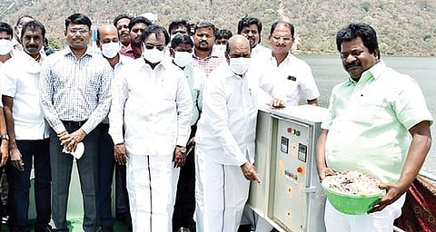 செங்கம் அருகே குப்பநத்தம் அணையில் இருந்து பாசனத்துக்காக நேற்று தண்ணீரை திறந்து வைத்த பொதுப்பணித் துறை அமைச்சர் எ.வ.வேலு.