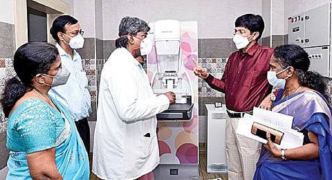 திருச்சி அரசு மருத்துவமனையில் நேற்று ஆய்வு செய்த மக்கள் நல்வாழ்வுத் துறை செயலாளர் ஜெ.ராதாகிருஷ்ணன். உடன், டீன் வனிதா மற்றும் மருத்துவர்கள்.படம்: ஜி.ஞானவேல்முருகன்