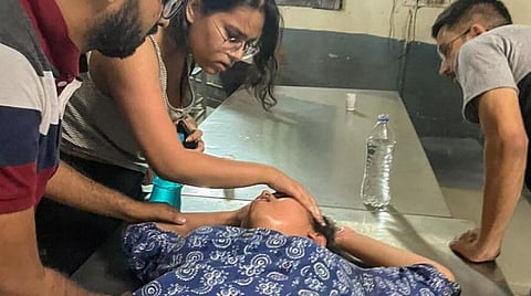 அசைவ உணவிற்கு தடை |  ஜேஎன்யுவில் இரண்டு மாணவர் குழுக்கள் மோதல்: 6 பேர் காயம் 