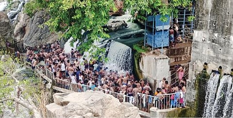 கோடை வெயிலின் தாக்கம் அதிகரித்துள்ள நிலையில், விடுமுறை நாளான நேற்று  ஒகேனக்கல் பிரதான அருவியில் குளிக்க குவிந்த பயணிகள்.