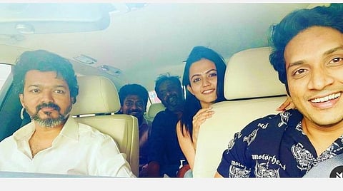 பீஸ்ட் படக்குழுவினருடன் விஜய்