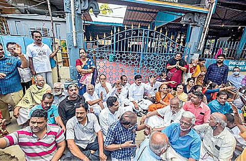 அயோத்தியா மண்டபத்தை அறநிலையத் துறை கையகப்படுத்துவதை கண்டித்து வாயில்களை பூட்டி பாஜகவினர் போராட்டத்தில் ஈடுபட்டனர். இதில் பாஜக மாநில பொது செயலாளர் கரு.நாகராஜன், கவுன்சிலர் உமா ஆனந்தன் உள்ளிட்டோர் பங்கேற்றனர்.படம்: பு.க.பிரவீன்