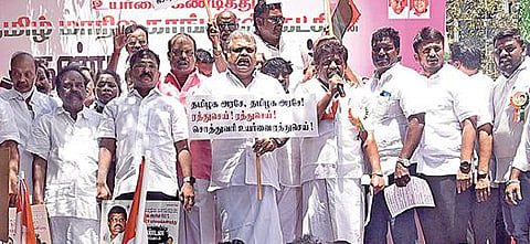 சொத்து வரி உயர்வைக் கண்டித்து தமிழ் மாநில காங்கிரஸ் தலைவர் ஜி.கே.வாசன் தலைமையில் சென்னை மாவட்ட ஆட்சியர் அலுவலகம் அருகே நேற்று கண்டன ஆர்ப்பாட்டம் நடைபெற்றது. படம்: ம.பிரபு