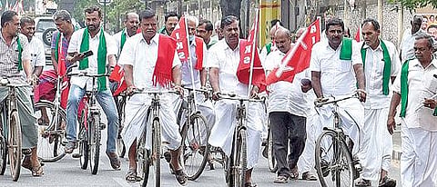 பெட்ரோல், டீசல் விலை உயர்வை குறைக்க வலியுறுத்தி, கோவை ஆட்சி யரிடம் மனு அளிப்பதற்காக சைக்கிளில் ஊர்வலமாக வந்த விவசாயிகள். படம்: ஜெ.மனோகரன்