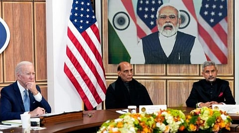 ஜார்க்கண்ட் மாநிலம், தியோகர் மாவட்டத்தில் உள்ள திரிகுத் மலையில், கேபிள் கார்கள் நேற்று முன்தினம் மோதிக் கொண்டன. மீட்புப் பணியின்போது ஒருவர் கேபிளை பிடித்தபடி அந்தரத்தில் தொங்கிய காட்சி. படம்: பிடிஐ