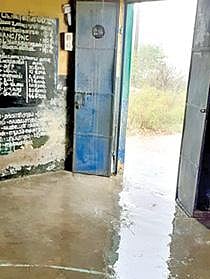 கங்கை சூடாமணி கிராமத் தில்   அங்கன்வாடி மையத் தில் தேங்கி கிடக்கும் மழை நீர்.