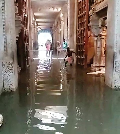 நாங்குநேரியில் நேற்று மாலையில் பெய்த பலத்த மழையால் அங்குள்ள வானமாமலை பெருமாள் கோயிலுக்குள் தண்ணீர் புகுந்தது. அனைத்து தெருக்களிலும் ஆறாக தண்ணீர் பெருக்கெடுத்து ஓடியது. (வலது) தூத்துக்குடி பகுதியில் நேற்று மதியம் பெய்த திடீர் மழை காரணமாக தூத்துக்குடி புறவழிச்சாலையில் மழைநீரை சிதறடித்து சென்ற வாகனங்கள். படம்: என்.ராஜேஷ்