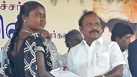 அண்மையில் திட்டக்குடியில் நடந்த தனியார் வேலைவாய்ப்பு முகாமில் தேர்வான பெண் ஒருவருக்கு பணியாணை வழங்குகிறார் அமைச்சர் சி.வெ.கணேசன்.