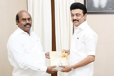 பேரவையில் நேற்று பொதுப்பணி, நெடுஞ்சாலைகள், சிறு துறைமுகங்கள் துறை மானியக் கோரிக்கைகள் மீதான விவாதத்துக்கு முன்னதாக முதல்வர் ஸ்டாலினிடம் வாழ்த்து பெற்ற அமைச்சர் எ.வ.வேலு.