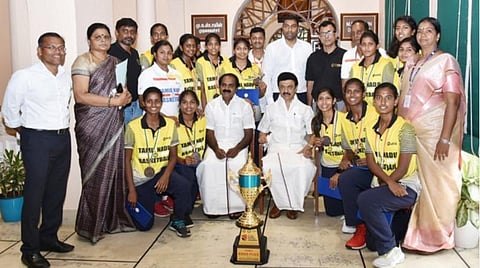 நேஷ்னல் கூடைப்பந்து சாம்பியன்ஷிப் போட்டியில் தங்கம் வென்ற தமிழக வீரர், வீராங்கனைகளுடன் தமிழக முதல்வர் மு.க.ஸ்டாலின் மற்றும் அமைச்சர் மற்றும் உயரதிகாரிகள்.