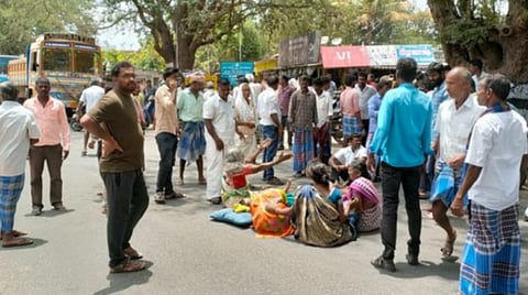 தருமபுரி - பென்னாகரம் சாலையில் ஏ.செக்காரப்பட்டி பகுதியில், தற்கொலை செய்துகொண்ட விவசாயியின் சடலத்துடன் சாலை மறியலில் ஈடுபட்ட அப்பகுதி மக்கள்.