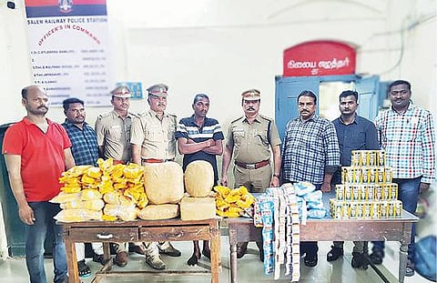 ரயிலில் போதை பொருட்கள் கடத்திய வழக்கில் ரயில்வே காவல் துறையினர் ஒருவரை கைது செய்தனர்.