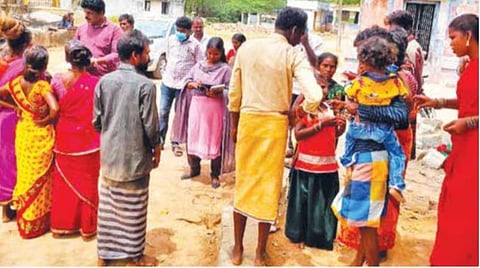 திருவெண்ணெய்நல்லூர் அருகே ஆதிக்குடியினருக்கு குடும்ப அட்டைகள் வழங்கப்படுமா? - குழந்தைகளை பள்ளியில் சேர்க்க முடியாமல் அவதி