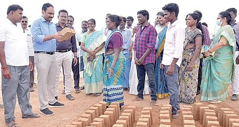 வீரகநல்லூரில் கொத்தடிமை தொழில் முறையிலிருந்து விடுவிக்கப்பட்டவர் கள் நடத்தும் செங்கல் சூளையை நேற்று திருவள்ளூர் ஆட்சியர் ஆல்பி ஜான் வர்கீஸ் தொடங்கி வைத்தார். இதில், மாவட்ட ஊரக வளர்ச்சி முகமை திட்ட இயக்குநர்  ஜெயக்குமார் உள்ளிட்டோர் பங்கேற்றனர்.