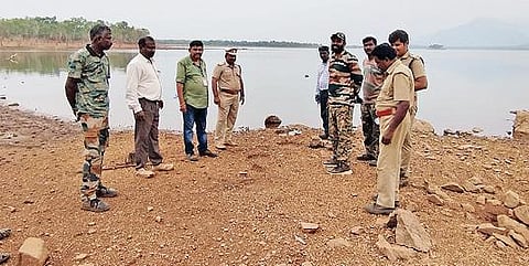 கோவை சிறுமுகை வனச்சரகத்துக்கு உட்பட்ட பெத்திக்குட்டை பகுதியில் ஆய்வு செய்த வனக் கால்நடை மருத்துவ குழுவினர்.