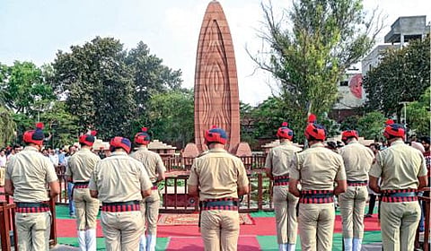 ஜாலியன் வாலாபாக் படுகொலை சம்பவத்தின் 122-வது ஆண்டு நினைவு தினம் நேற்று அனுசரிக்கப்பட்டது. இதையொட்டி ஜாலியன் வாலாபாக்கில் உள்ள தியாகிகள் நினைவிடத்தில் பஞ்சாப் மாநில போலீஸார் அஞ்சலி செலுத்தினர்.படம்: பிடிஐ