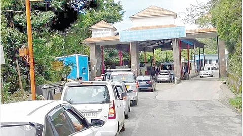 சுற்றுலா பயணிகள் வருகை அதிகரிப்பு; கொடைக்கானலில் கடும் போக்குவரத்து நெரிசல்: 3 கி.மீ. தூரம் காத்திருந்த வாகனங்கள்
