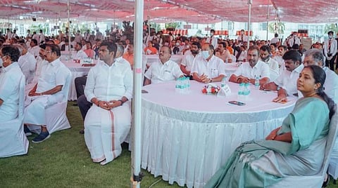ஆளுநர் அளித்த தேநீர் விருந்து: தமிழக அரசு, கட்சிகள் புறக்கணிப்பு - முதல்வர், அமைச்சர்கள், அரசு அதிகாரிகள் செல்லவில்லை