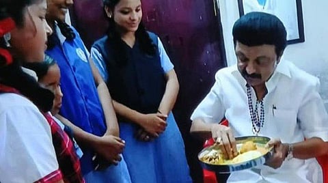 ஆவடி நரிக்குறவர் குடியிருப்பில் வழங்கப்பட்ட உணவை உட்கொண்ட தமிழக முதல்வர் மு.க.ஸ்டாலின்