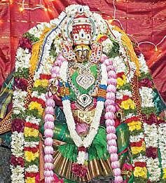 சித்ரா பவுர்ணமி திருவிழாவுக்காக கண்ணகியை வழிபட திரண்ட பக்தர்கள். (அடுத்த படம்) பச்சைப் பட்டு உடுத்தி சிறப்பு அலங்காரத்தில் காட்சிதரும் கண்ணகி.