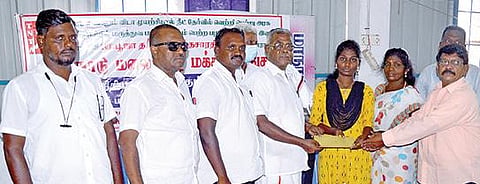 நீட் தேர்வு எழுதி அரசு மருத்துவக் கல்லூரியில் சேர்ந்துள்ள பழங்குடி மாணவிக்கு தமிழ்நாடு மலைவாழ் மக்கள் சங்கம் சார்பில் கல்வி கட்டணத்துக்கான ரூ. 1.30 லட்சம் நிதி உதவி, நேற்று செங்கல்பட்டில் வழங்கப்பட்டது.
