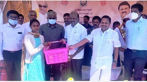 உதகை மாவட்டத்தில் நடந்த நிகழ்ச்சி ஒன்றில் தாய்மார்களுக்கு குழந்தை நல பெட்டகத்தை வழங்குகிறார் தமிழக மக்கள் நல்வாழ்வுத்துறை அமைச்சர் மா.சுப்பிரமணியன் உடன், வனத்துறை அமைச்சர் கா.ராமசந்திரன் மற்றும் மாவட்ட ஆட்சியர் சா.ப.அம்ரித், சுகாதாரப்பணிகள் இயக்குநர் செல்வவிநாயகம் உள்ளிட்ட அதிகாரிகள்.