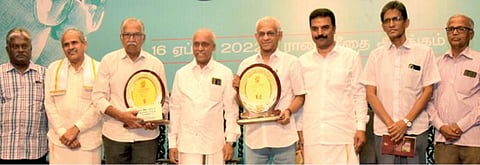 சென்னையில் நடைபெற்ற மா.அரங்கநாதன் இலக்கிய விருது வழங்கும் விழாவில் முனைவர் குடவாயில் பாலசுப்பிரமணியன், ஓவியர் ட்ராட்ஸ்கி மருது ஆகியோருக்கு உச்ச நீதிமன்ற நீதிபதி வெ.ராமசுப்பிரமணியன் விருதுகள்  வழங்கி கவுரவித்தார். அருகில் உயர் நீதிமன்ற நீதிபதி அரங்க.மகாதேவன் மற்றும் விருதாளர்கள் மற்றும் முனைவர் பழனி.கிருஷ்ணசாமி, ஆவணப்பட இயக்குநர் ரவிசுப்பிரமணியன், கவிஞர் சண்முகம் உள்ளிட்டோர் உள்ளனர்.