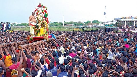 அழகர்கோவில் சித்திரை திருவிழாவில் நேற்று மதுரை வண்டியூர் வைகை ஆற்றில் மண்டூக முனிவருக்கு சாப விமோசனம் வழங்கிவிட்டு திரும்பிய சுந்தரராஜப் பெருமாள். படங்கள்:ஆர்.அசோக்