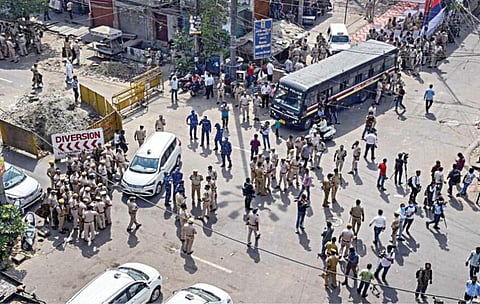 கடந்த சனிக்கிழமையன்று டெல்லியில் ஜகாங்கீர்புரி என்ற இடத்தில் நடந்த மத ஊர்வலத்தின்போது இரு பிரிவினரிடையே மோதல் ஏற்பட்டு பலர் காயமடைந்தனர். இதையடுத்து, அப்பகுதியில் நேற்று போலீஸார் குவிக்கப்பட்டு பாதுகாப்பு பணியில் ஈடுபட்டனர். படம்: பிடிஐ