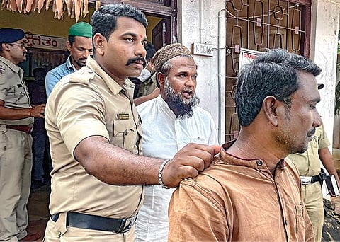 கர்நாடக மாநிலம் ஹுப்ளியில் நேற்று முன்தினம் இரவு ஏற்பட்ட மோதலில் காவல் நிலையம் மீது தாக்குதல் நடத்தப்பட்டது. கல்வீச்சில் ஈடுபட்ட ஒருவரை போலீஸார் கைது செய்து அழைத்துச் சென்றனர்.படம்- பிடிஐ