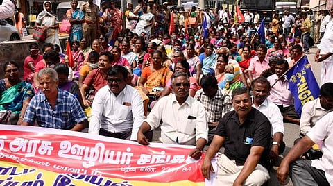 பழைய ஓய்வூதிய திட்டத்தை மீண்டும் அமல்படுத்தக்கோரி அரசு ஊழியர்கள் நடத்திய ஆர்ப்பாட்டம் (கோப்புப்படம்)