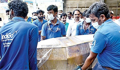 மேகாலயாவில் நடந்த விபத்தில் உயிரிழந்த டேபிள் டென்னிஸ் வீரர் விஷ்வா தீனதயாளன் உடல் நேற்று சென்னை கொண்டு வரப்பட்டது. விமான நிலையத்தில் இருந்து அவரது உடல், அண்ணாநகரில் உள்ள வீட்டுக்கு எடுத்துச் செல்லப்பட்டது.  படம்: எம்.முத்துகணேஷ்