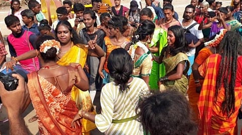 இரண்டாண்டுகளுக்குப் பின் நடந்த கூத்தாண்டவர் கோயில் சித்திரைத் திருவிழா: திருநங்கைகள் கோலாகல கொண்டாட்டம்