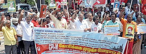 மத்திய பல்கலைக்கழகங்களில் பொது நுழைவுத் தேர்வை ரத்து செய்ய வேண்டும், இந்தி திணிப்பை கைவிட வேண்டும் என்பன உள்ளிட்ட பல்வேறு கோரிக்கைகளை வலியுறுத்தி மார்க்சிஸ்ட் கம்யூனிஸ்ட் கட்சி சார்பில் அரசியல் தலைமைக்குழு உறுப்பினர் ஜி.ராமகிருஷ்ணன் தலைமையில் மத்திய அரசை கண்டித்து சென்னை அண்ணா சாலை, பெரியார் சிலை அருகில் கோரிக்கை முழக்கப் போராட்டம் நேற்று நடைபெற்றது.படம்: க.பரத்