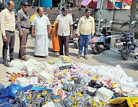 பறிமுதல் செய்யப்பட்ட பிளாஸ்டிக் பொருட்களை ஆய்வு செய்யும் துணை மேயர் ஜி.காமராஜ், ஆணையர் இளங்கோவன்