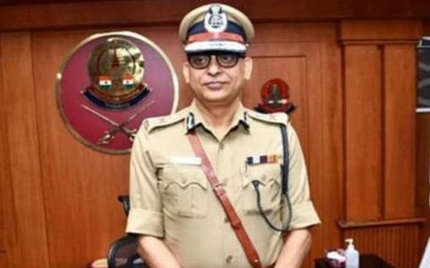பேருந்து படிக்கட்டில் தொங்கிச் செல்லும் மாணவர்கள் மீது வழக்கு பதிவு செய்யப்படும்: சென்னை காவல் ஆணையர் எச்சரிக்கை